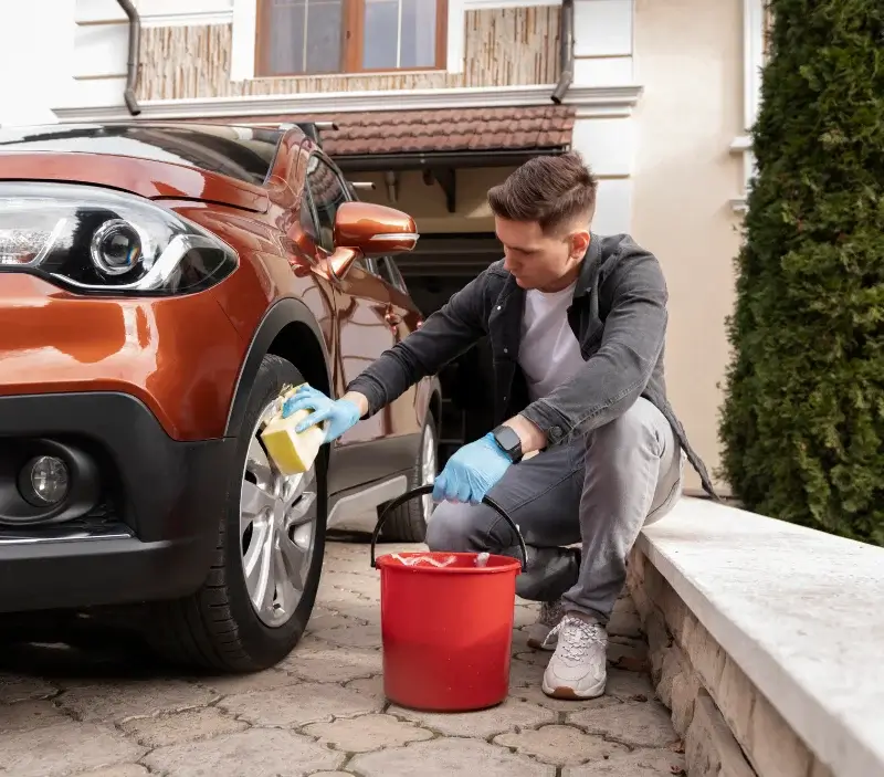 Lavage auto à domicile Saint-Laurent-l'Abbaye : professionnel intervenant sur un véhicule